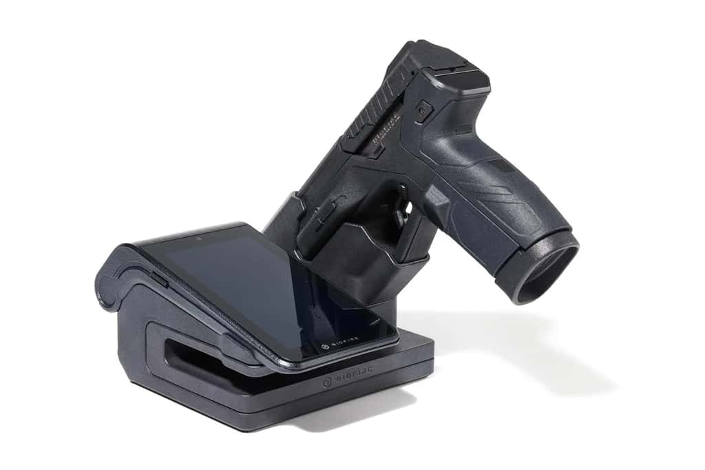 Smart Gun, le premier pistolet « intelligent », à reconnaissance faciale et doté d'un capteur d'empreintes digitales. © Biofire