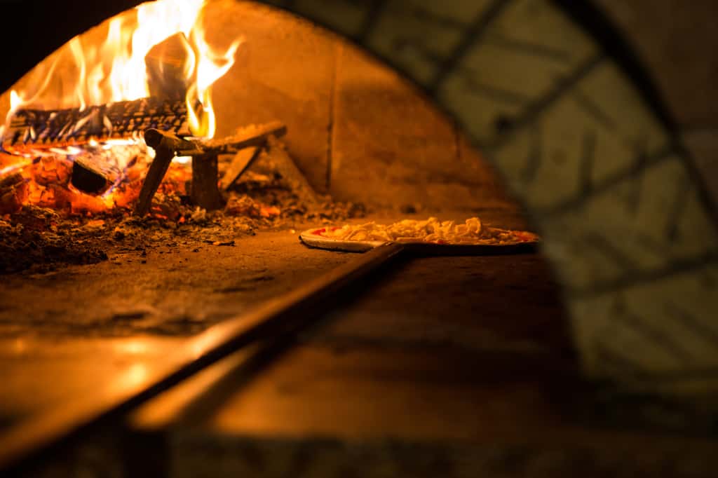 Une délicieuse pizza cuite au feu de bois. © fabio Bergamasco, fotolia