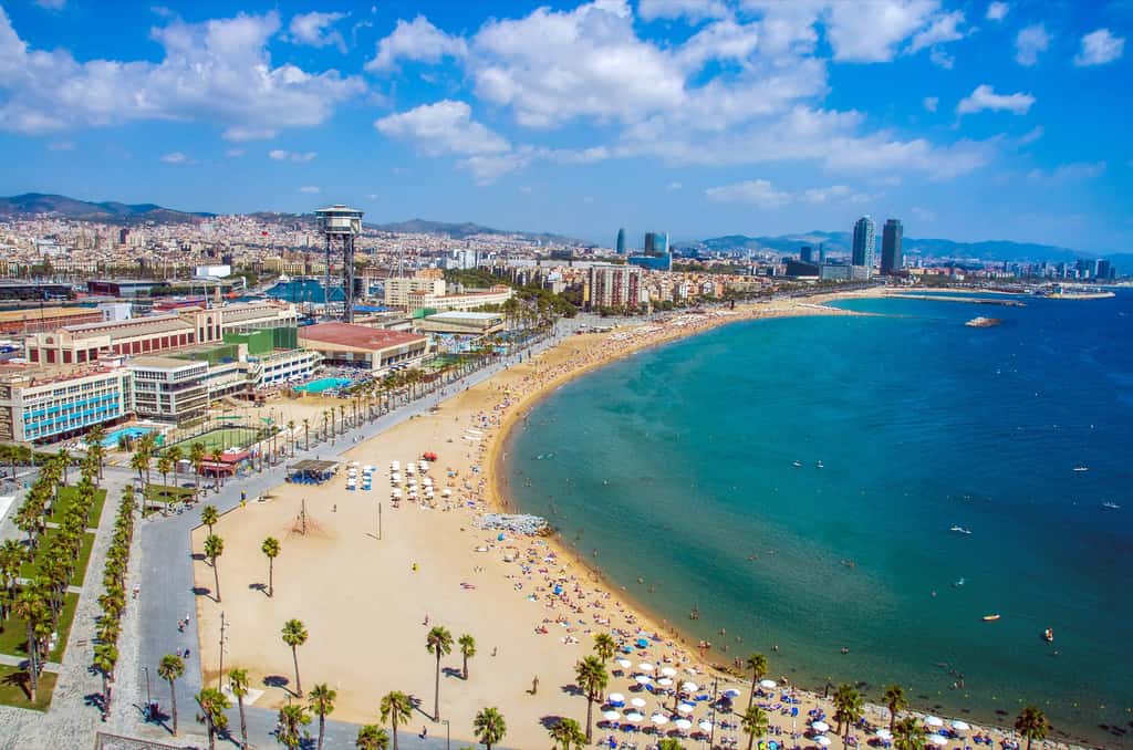 Envie de séjourner à Barcelone ? Entre les locations saisonnières, touristiques et à long terme, voici les options à considérer. © Mariana Ianovska, Adobe Stock