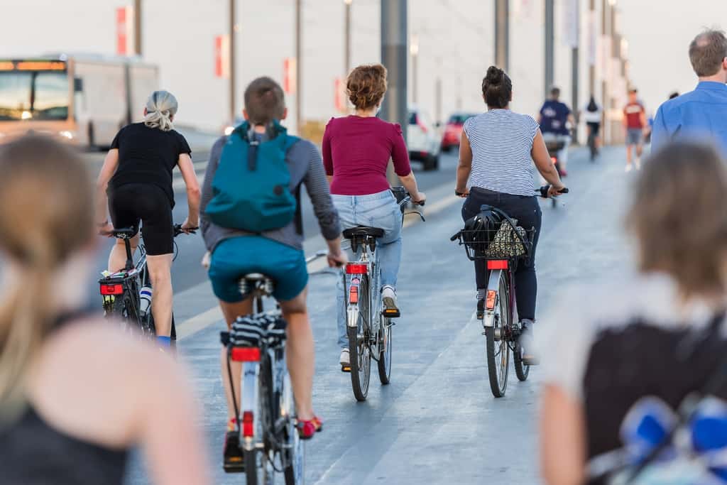 Le vélo fait partie des activités sportives que l'on peut pratiquer avec un asthme contrôlé. © Majonit, Shutterstock