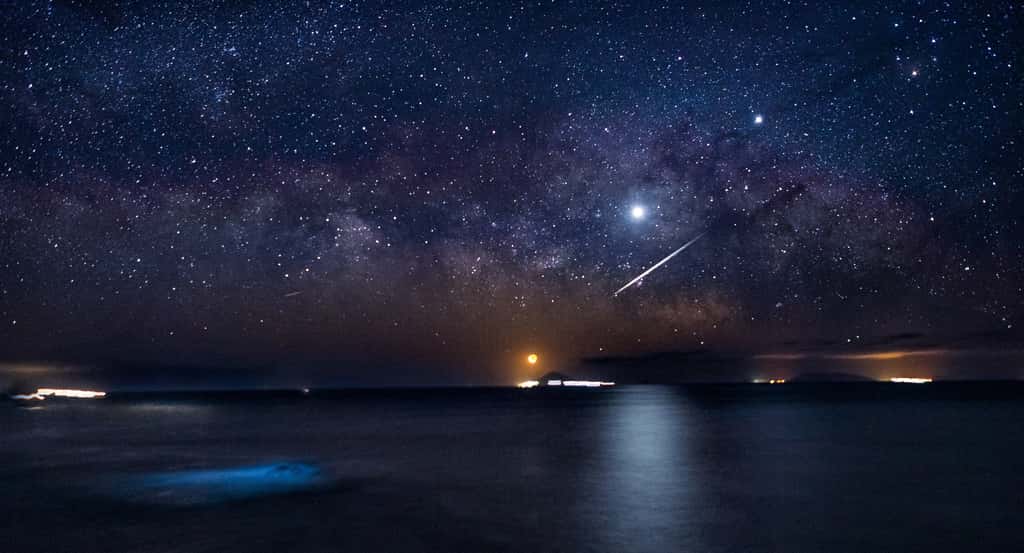 La Lune et des planètes devant la Voie lactée et une étoile filante. © 幸一 矢頭, Adobe Stock