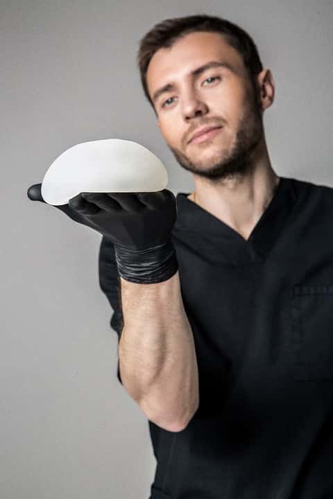 Les modèles en silicone pour l'augmentation mammaire sont directement prêts à l'emploi. © Medicalys