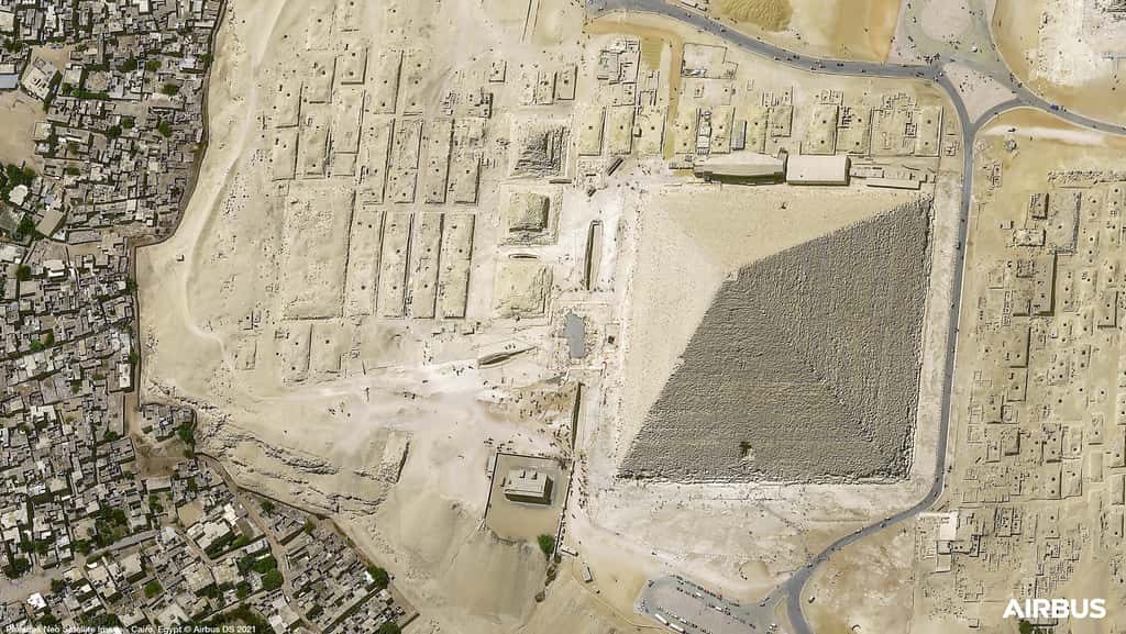La pyramide de Kheops (Égypte). On pourrait facilement compter chacun des blocs de calcaire de cette pyramide de Gyzeh. © Airbus DS 2021