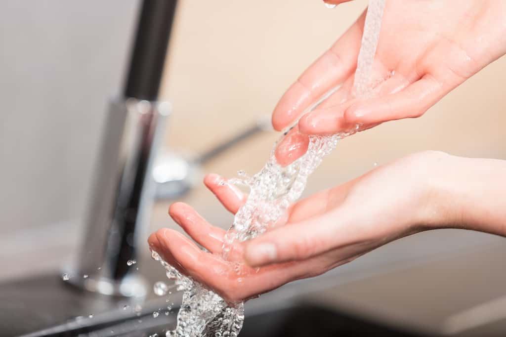 Le plomb peut se retrouver dans l'eau du robinet au contact de canalisations en plomb des réseaux de distribution. © Giulio_Fornasar, Shutterstock