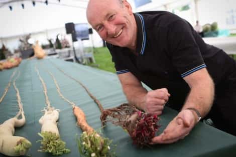 Joe Atherton a cultivé la plus longue carotte du monde. Il détient aussi les records de la plus longue betterave et du plus long radis. © Joe Atherton, <em>Malvern’s Giant Vegetables Show</em>