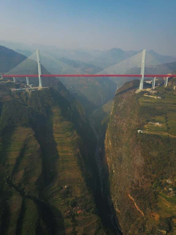 Le pont Beipanjiang relie la ville de Xuanwei, dans la province du Yunnan, à celle de Shuicheng, dans le Guizhou. © STR, AFP