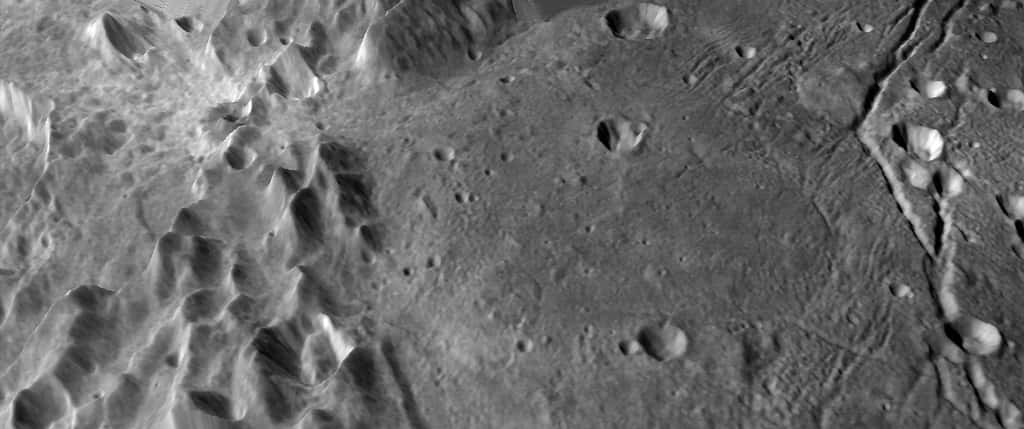 Chaîne de montagnes et plaines volcaniques sur Charon vues ici en perspective. © Lunar and Planetary Institute, Paul Schenk