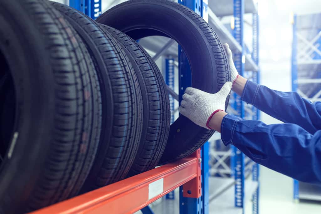 Équiper son véhicule de bons pneus est important pour la sécurité de tous les usagers de la route. © sirisakboakaew, Adobe Stock