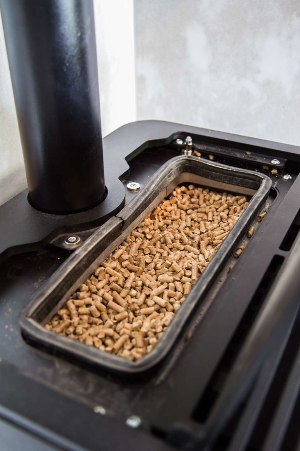 L'installation d'un poêle à granulés implique de la rigueur. © HildaWeges, Adobe Stock