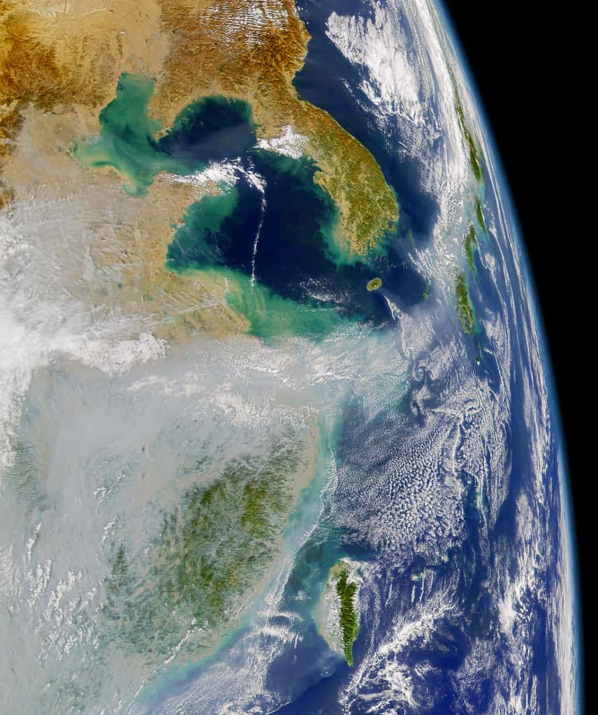 Vue satellite du transport sur de longues distances des panaches d’aérosols et de particules en suspension produits en Chine, et qui polluent fortement l’air de nombreuses grandes villes de ce pays. © <em>US Nasa SeaWiFT project </em>