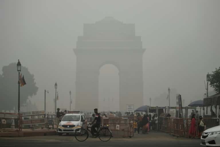India Gate le 3 novembre 2019 à New Delhi disparaît dans un nuage de smog alors que la pollution atteint des sommets dans la capitale indienne. © Sajjad Hussain, AFP