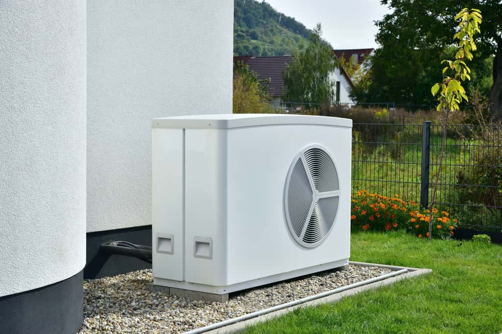  Équiper son logement avec une pompe à chaleur en 2023 présente des avantages financiers et énergétiques. © Hermann, Adobe Stock