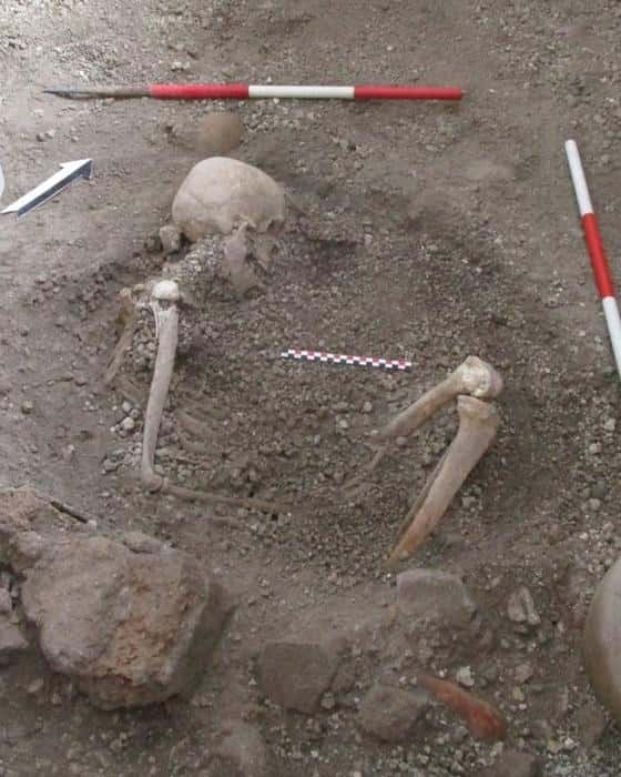 Squelette de « l’individu 2 », un mâle âgé d’une cinquantaine d’années, qui aurait pu être conscient du danger et avoir tenté de se protéger avec un objet rond en bois. Les chercheurs en ont trouvé de faibles traces dans les dépôts volcaniques. © <em>Pompeii Archaeological Park</em>