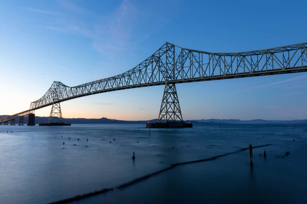 Les treillis utilisés pour les ponts et les passerelles confèrent une grande stabilité et résistance à la structure. Ici, le pont Astoria-Megler, dans l’Oregon (États-Unis), sur le fleuve Columbia. © Centioli Photography, Adobe Stock