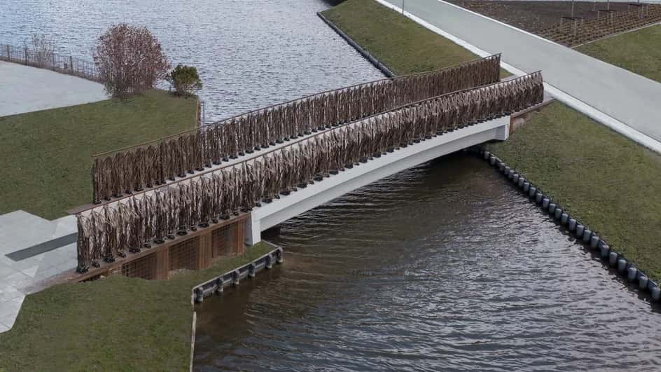 Le pont est construit en fibres de lin, près d'Amsterdam aux Pays-Bas. © EcoTechniLin