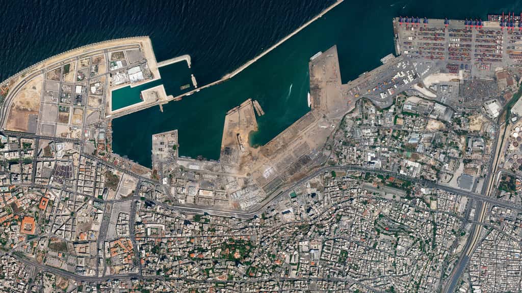 Explosion dans le port de Beyrouth. Les images satellites ont aidé à mieux comprendre l'origine de cette explosion massive qui s'est produite dans le port de Beyrouth et à montrer l'étendue des dégâts (août 2020). © 2020 Planet Labs, Inc.