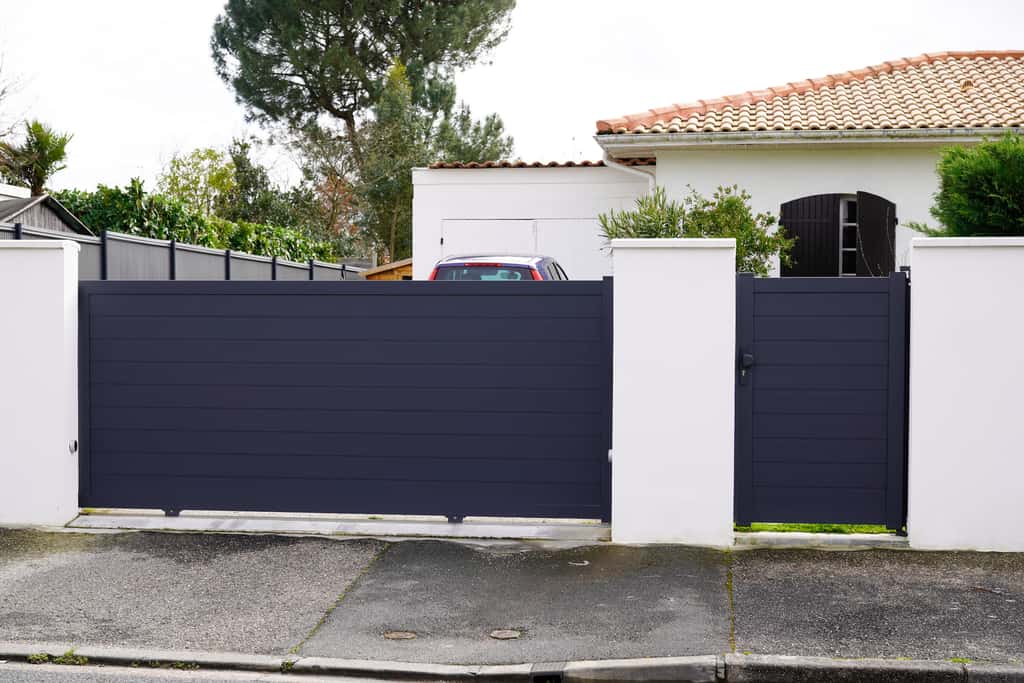 Le portillon est une petite porte extérieure pratique qui permet le passage de piétons et peut venir en complément d’un portail d’entrée principale. © OceanProd, Adobe Stock