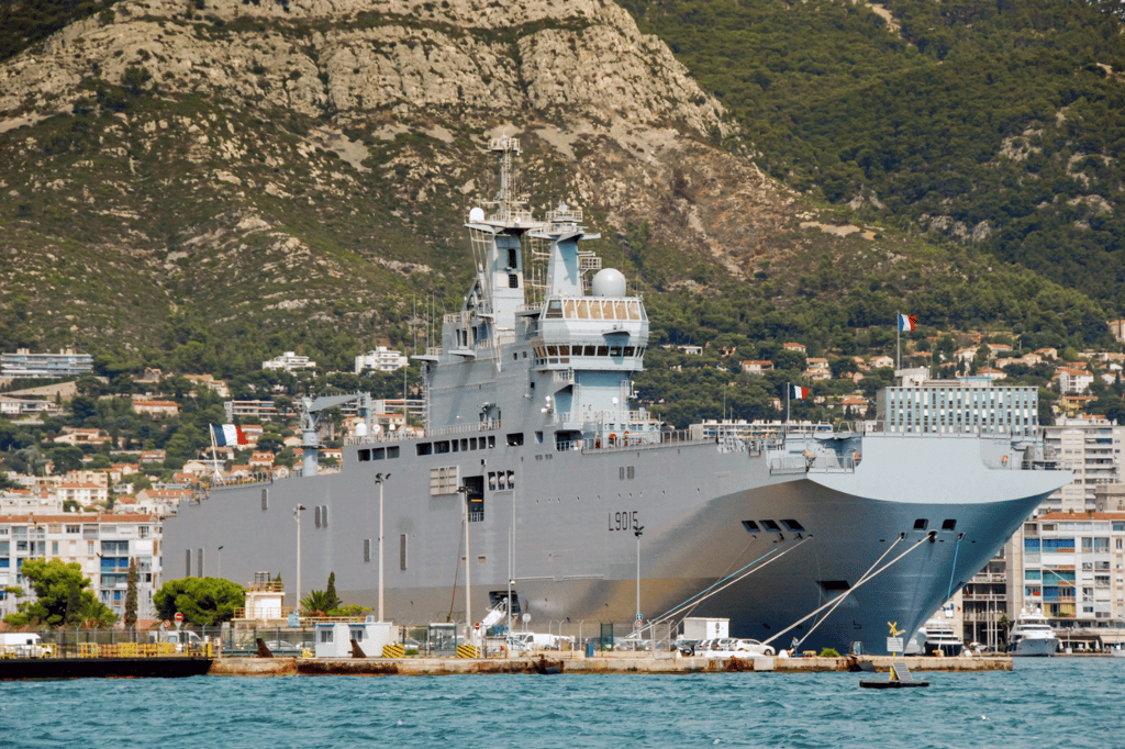 La France prépare la succession du Charles de Gaulle qui devrait prendre sa retraite en 2038. Sur la photo, le porte-hélicoptères amphibie, BPC Dixmude (L9015), à Toulon. © Ceri Breeze, iStock