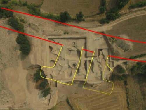 Vue aérienne des vestiges de la porte sud-est du palais impérial découvert à Taosi. © Institut d’Archéologie du Shanxi