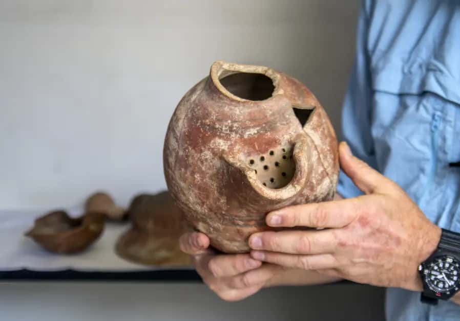 Un ancien pot de bière millénaire à partir duquel des levures ont été extraites pour produire de la bière antique. © Yaniv Berman/<em>Israel Antiquities Authority</em> (IAA)