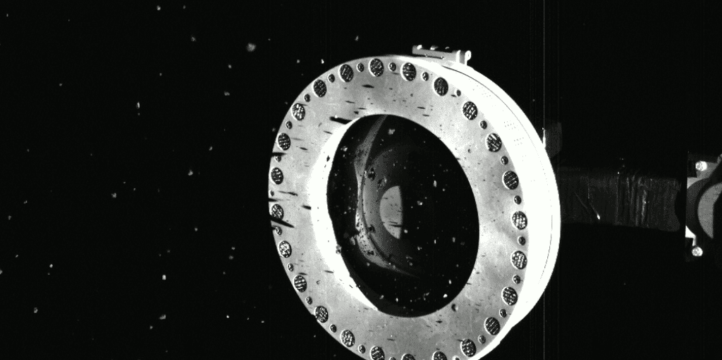 Animation réalisées avec les images capturées par SamCam de la sonde Osiris-Rex, le 22 octobre. Comme on peut le voir, des échantillons s’échappent du compartiment circulaire, en raison d’un trop-plein lors du contact avec le sol de l’astéroïde, le 20 octobre. © Nasa