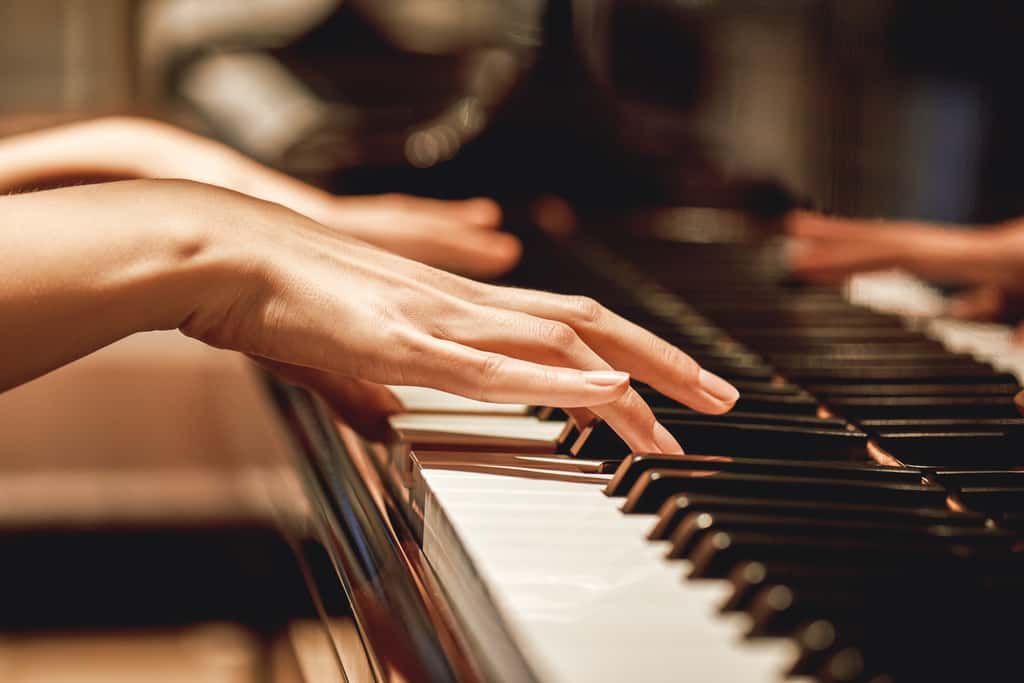Jouer du piano, par exemple, nécessite des actions très rapides qui relèveraient davantage de l'inconscience que de la conscience. © Friends Stock, Adobe Stock