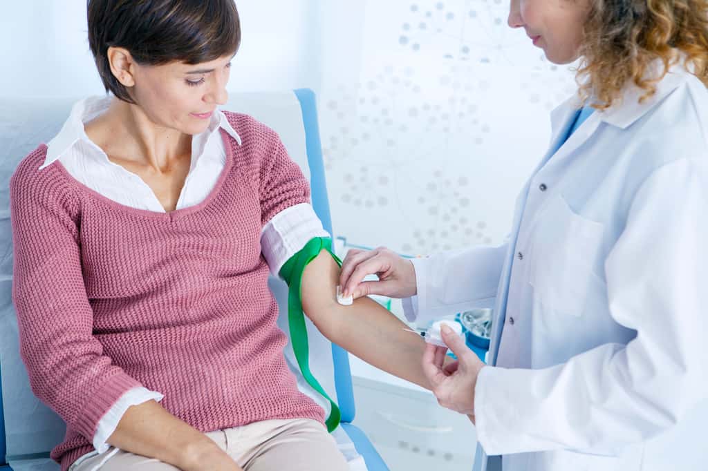 Le test diagnostique « myEDIT-B » repose sur une prise de sang couplée à l'intelligence artificielle, permettant de visualiser les biomarqueurs spécifiques à la bipolarité dans l'ARN sanguin. © RFBSIP, Adobe Stock