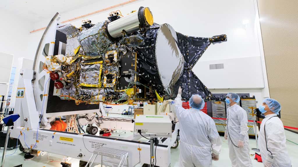 Le vaisseau spatial Psyché de la Nasa est présenté dans une salle blanche le 26 juin dans les installations d'Astrotech Space Operations, près du <em>Kennedy Space Center</em> de l'agence en Floride. © Nasa, Frank Michaux<br type="_moz"> 