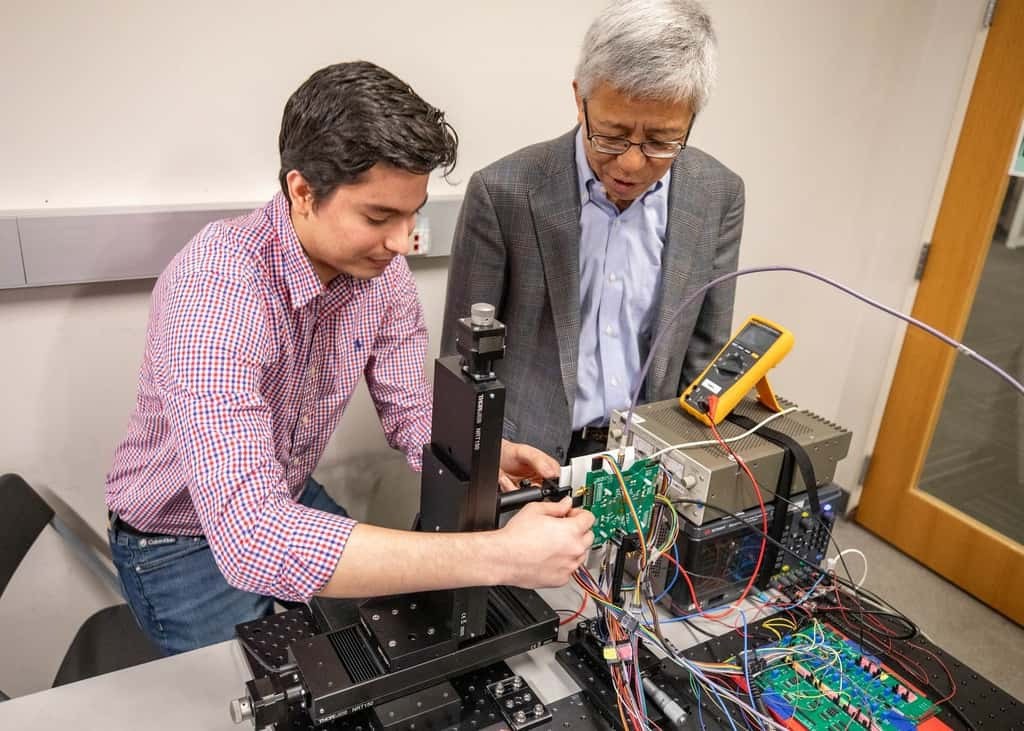 Des chercheurs, dont Walter Sosa Portillo, étudiant diplômé en génie électrique BS'21 (à gauche) et le Dr Kenneth K. O, ont réalisé des progrès pour miniaturiser une puce d'imageur inspirée de la vision à rayons X de Superman pour les appareils mobiles portables. © <em>The University of Texas at Dallas</em>