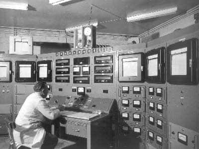 Le pupitre de contrôle de la pile nucléaire Zoé. © Archives CEA
