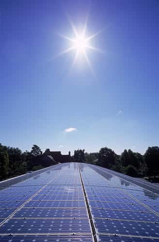 Choisir un panneau photovoltaïque doit se faire en évaluant son rendement. © Living Off Grid, Flickr, CC BY 2.0