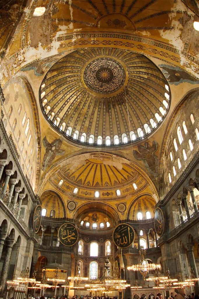 Intérieur de l'ancienne église et mosquée Sainte-Sophie à Istanbul. Les panneaux circulaires aux caractères arabes ont été remis en place en 1951. © stephanemartin, Flickr, cc by sa 2.0