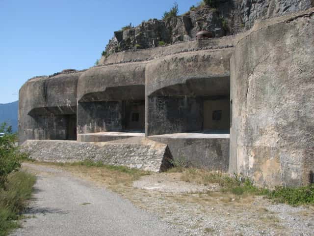 Blocs de la ligne Maginot à Rimplas (Alpes-Maritimes). L’envahisseur allemand a contourné la ligne Maginot en 1940, en passant par la Belgique. © Bertrand99, Wikimedia Commons, cc by sa 3.0