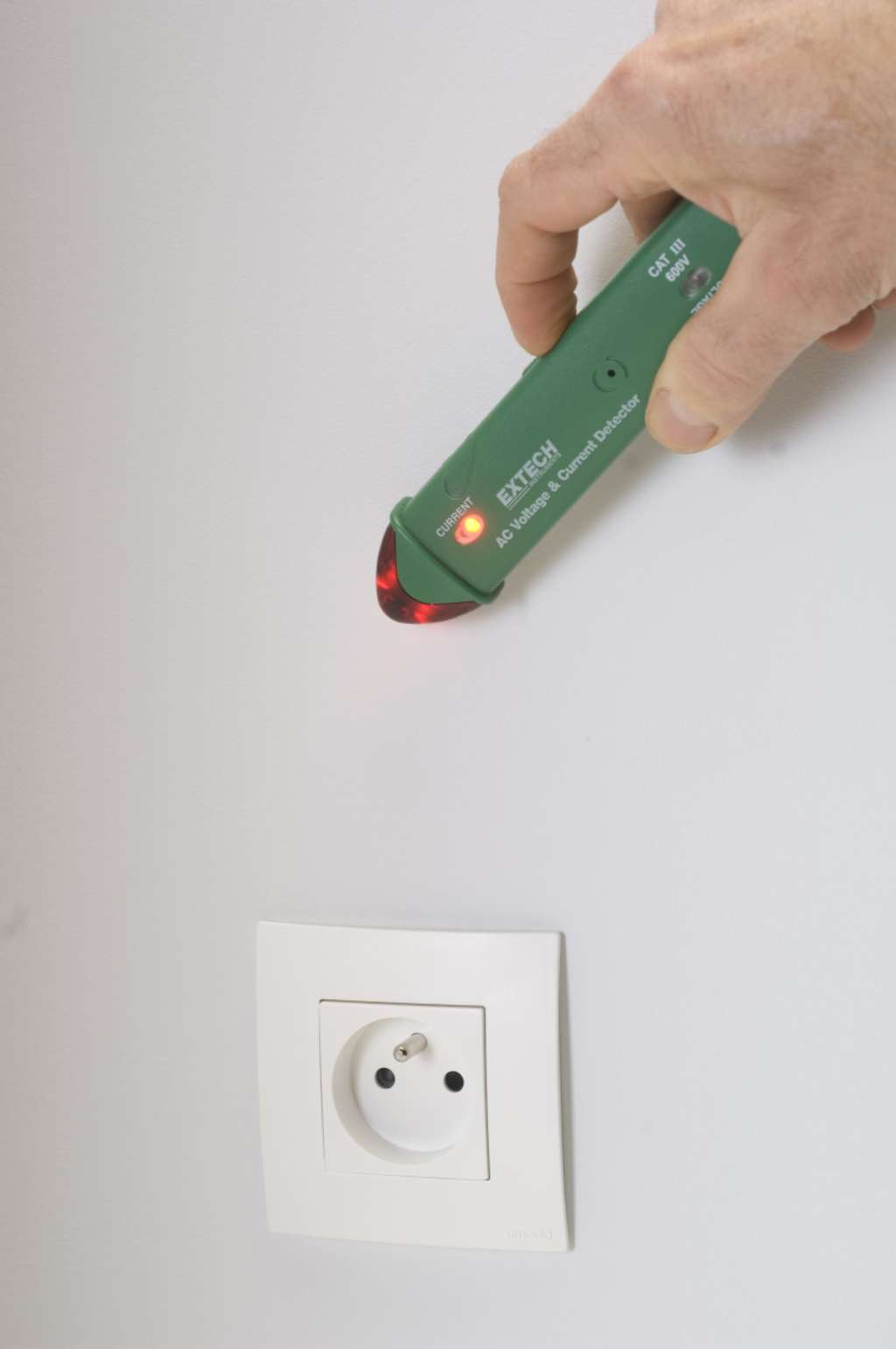 Il est impératif de détecter les circuits électriques avant de réaliser une saignée dans un mur. © C. Hochet, Rustica