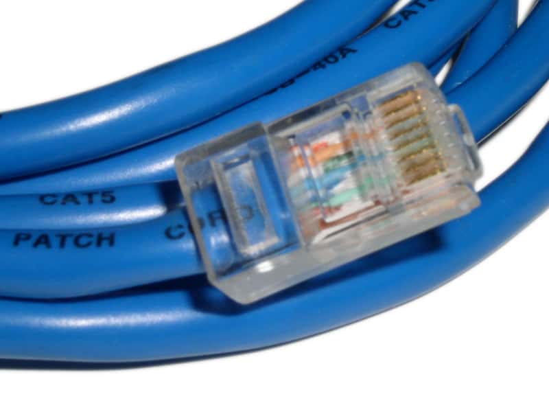  Le branchement du coffret de communication nécessite des câbles Ethernet. © Fo0bar, <em>Wikimedia Commons</em>, CC by-sa 3.0