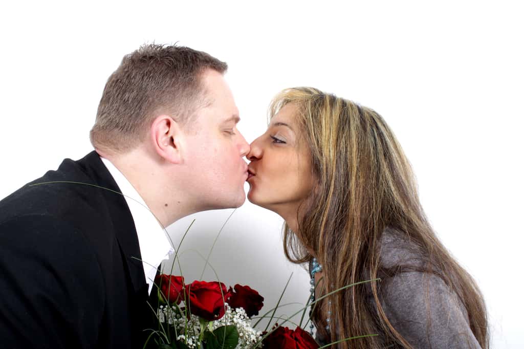 Les couples qui s’embrassent fréquemment finissent par avoir un microbiote salivaire quasi identique. © Schulz-Design, Fotolia