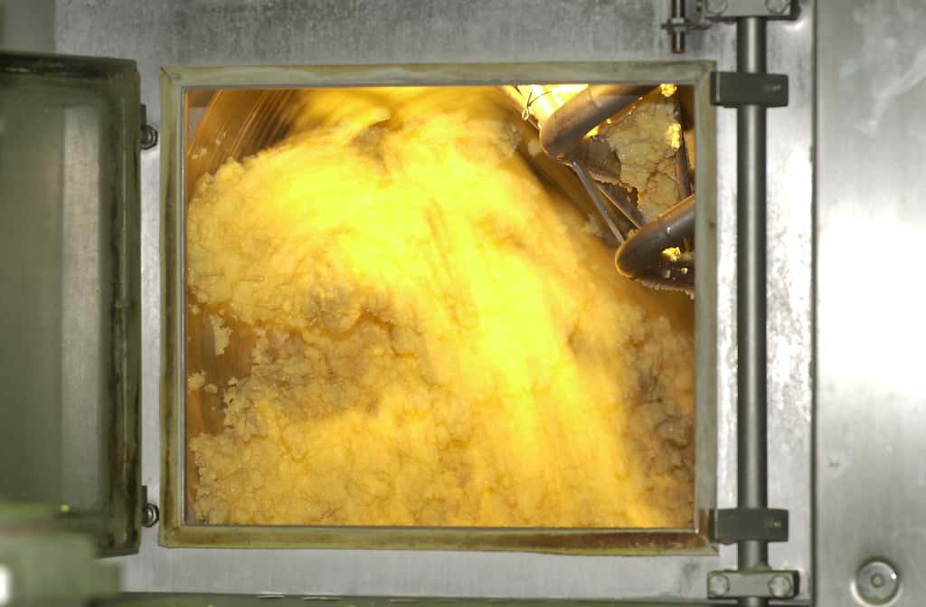 La crème est barattée pour séparer les particules de matière grasse du lactosérum. © P. Bourgault, CNIEL
