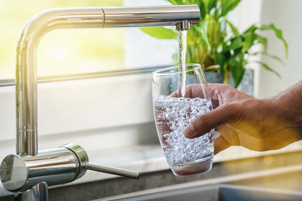L'eau est un élément indispensable au corps humain. Boire régulièrement, sans attendre de ressentir la soif, permet d'éviter une déshydratation. © rcfotostock, Fotolia