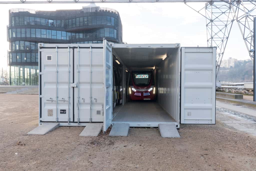 Un garage pour navettes autonomes Navya à Lyon. © Capsa container