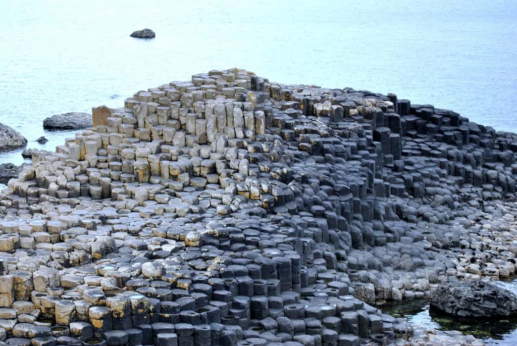 Les colonnes basaltiques de la chaussée des géants présentent des formes géométriques étrangement régulières. © aquartier78, Flickr