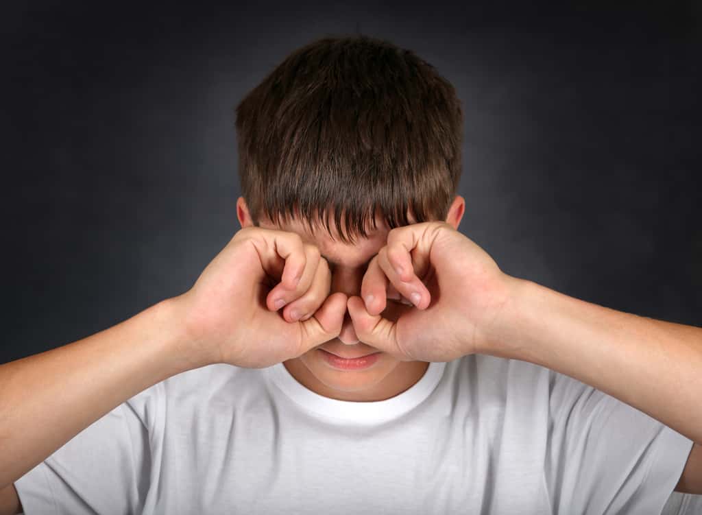 En cas de conjonctivite, ne vous frottez pas les yeux sous peine de propager la maladie ou de contaminer une autre personne. © Sabphoto, Fotolia