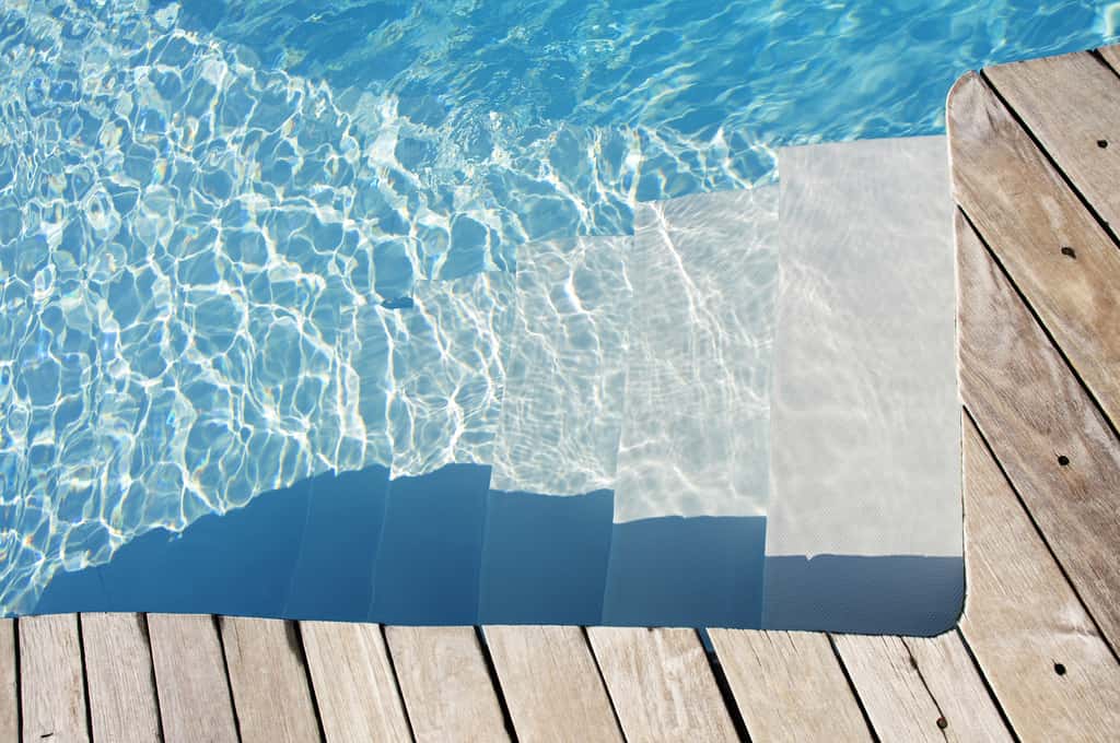 Une piscine peut perdre jusqu’à 3 % de son volume d’eau par évaporation lorsqu’il fait chaud. © Souchon Yves, Fotolia