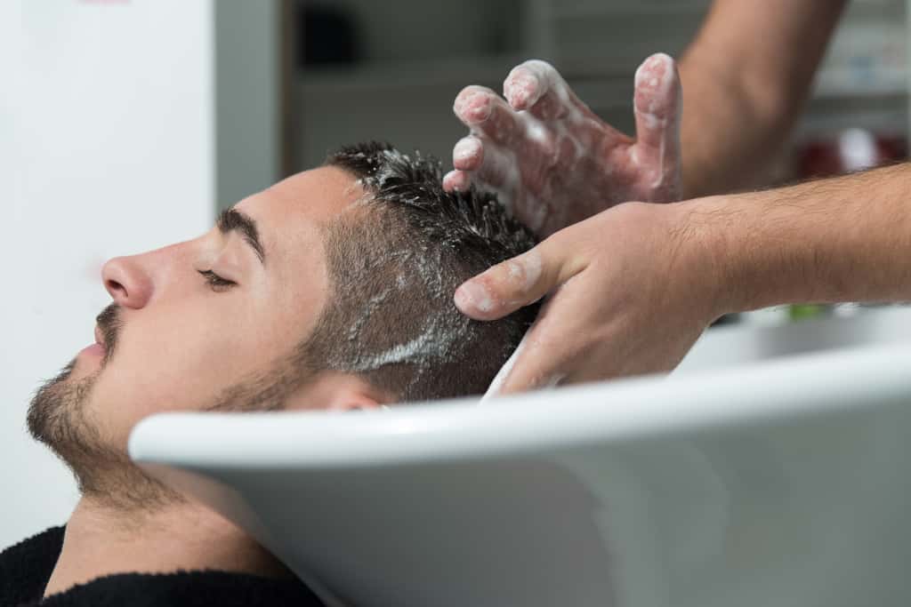 Les shampoings antichute et les massages n’ont aucune efficacité prouvée. © Jale Ibrak, Fotolia