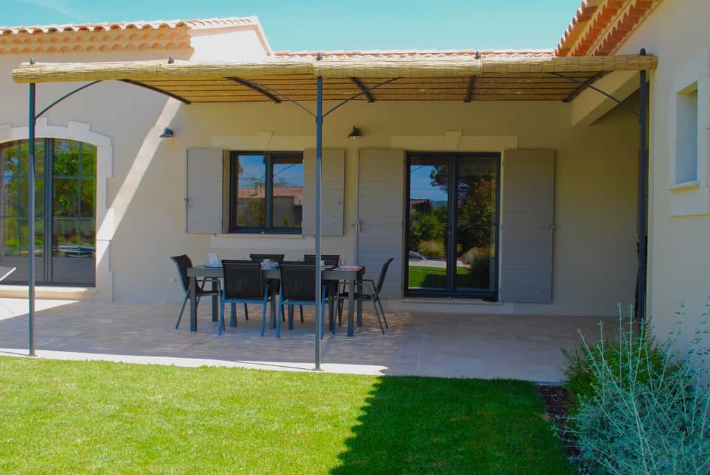 Une terrasse avec un auvent ou une toiture devra obligatoirement faire l’objet d’un permis de construire. © Corinne Bomont, Fotolia