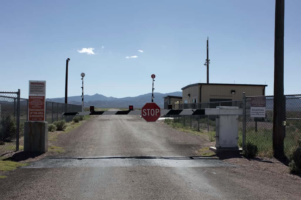 La zone 51, dans le Nevada, est strictement interdite d’accès et gardée par des militaires armés. De quoi alimenter tous les fantasmes. © Pete Woodhead, Flickr