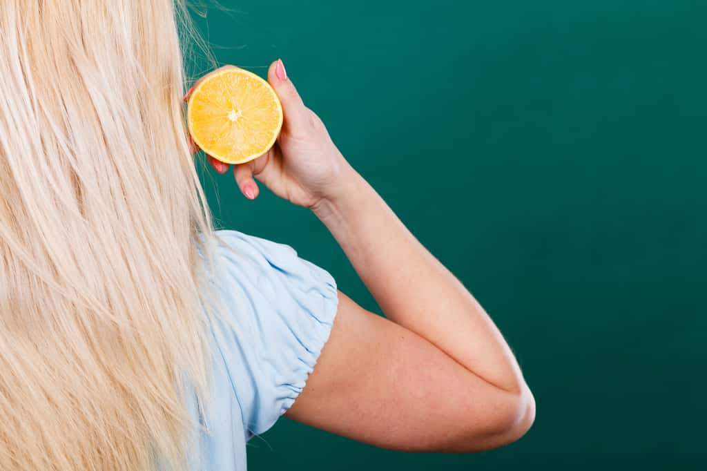 Le citron éclaircit les cheveux, mais les dessèche et les rend sensibles au soleil. © anetlanda, Adobe Stock