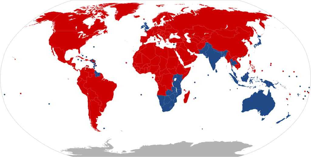 En rouge, les pays où l'on roule à droite. En bleu, ceux où l’on roule à gauche. © Benjamin D. Esham