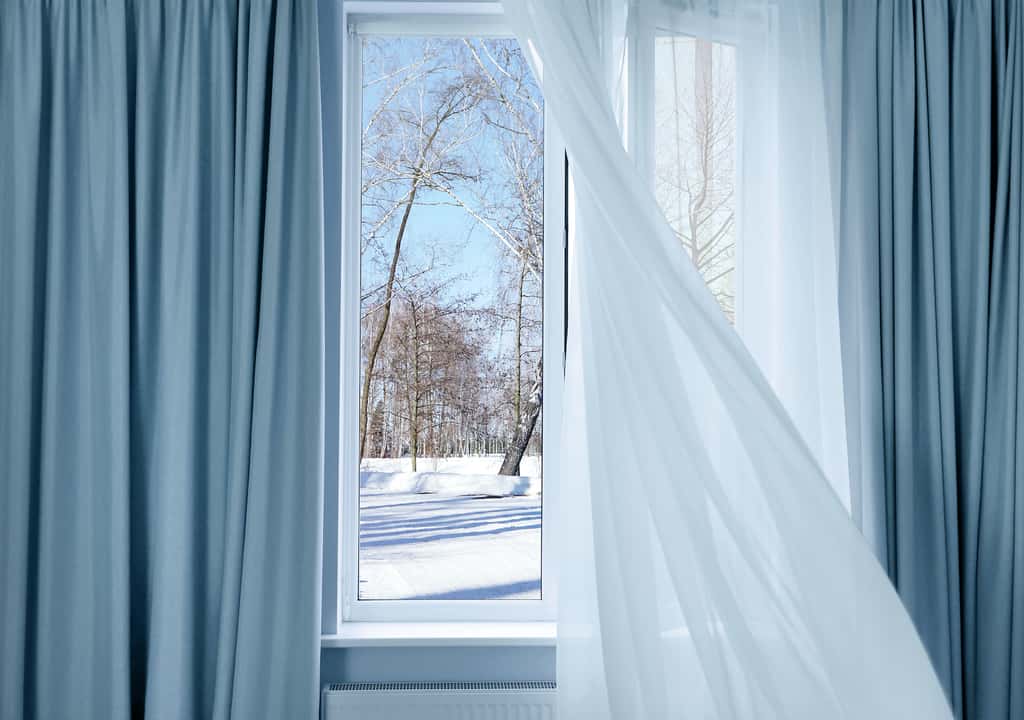 Même en hiver, pensez à ouvrir vos fenêtres au moins 10 minutes par jour. © Africa Studio, Adobe Stock