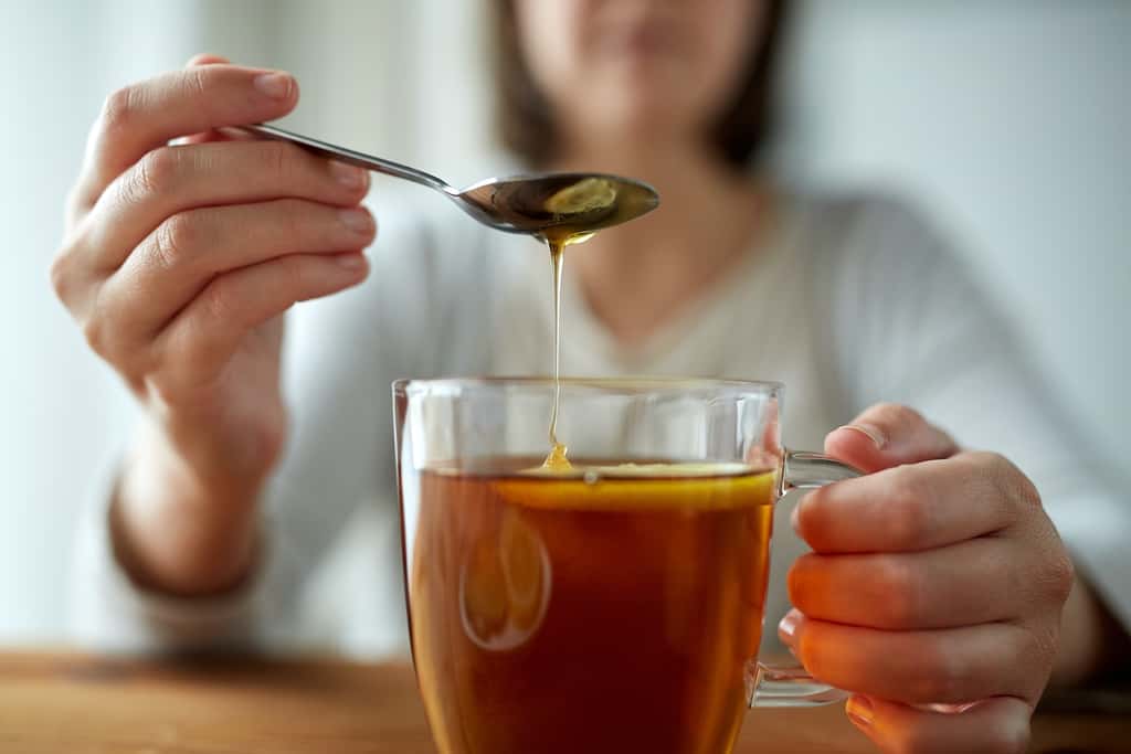 Le miel naturel ne se dilue pas facilement dans l’eau et a tendance à se déposer au fond de la tasse. © Syda Productions, Adobe Stock