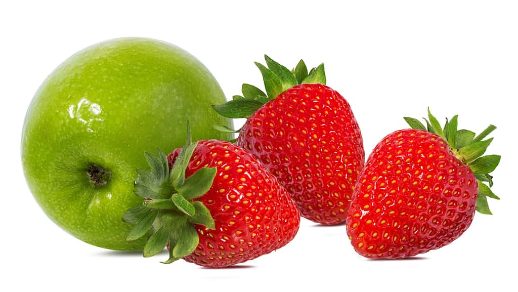 Les pommes et les fraises ont un pouvoir astringent naturel. © ilietus, Fotolia